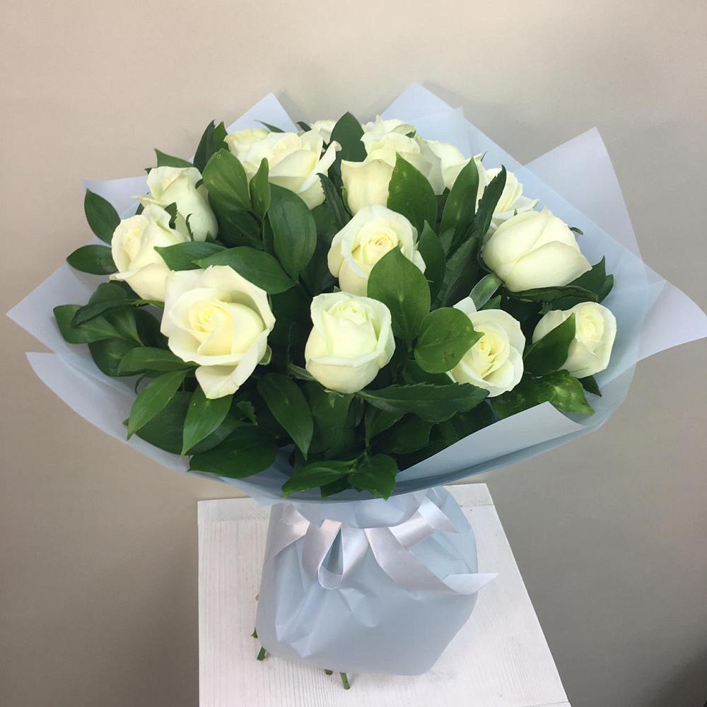 Букет 15 Белых роз Проуд в Шебалино