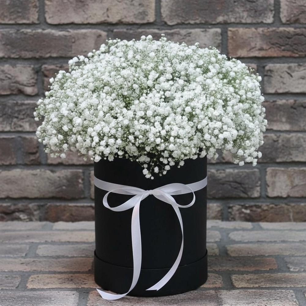 Цветочная композиция из Гипсофила в шляпной коробке в Шебалино