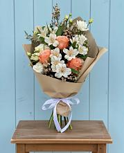 Букет цветов из:  Альстромерии, Лизиантусы, Розы и Хризантемы в Шебалино