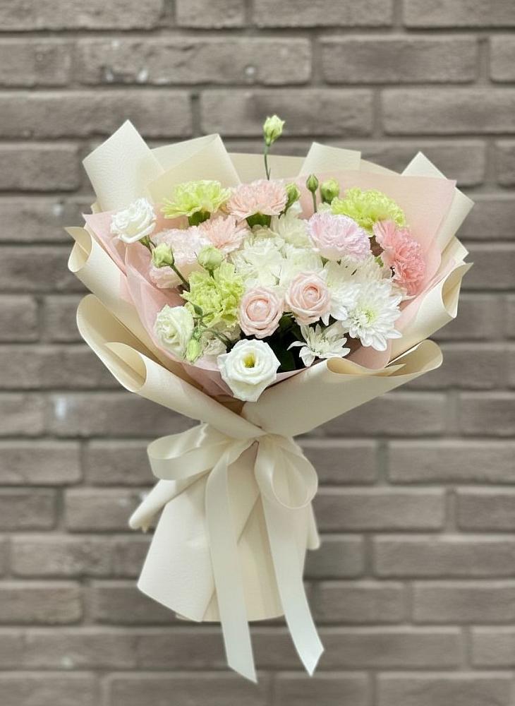 Букет цветов из: Гвоздики, Розы, Лизиантусы и Хризантемы в Шебалино