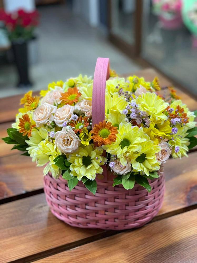 Цветочная композиция из Хризантемы и Розы в корзине в Шебалино