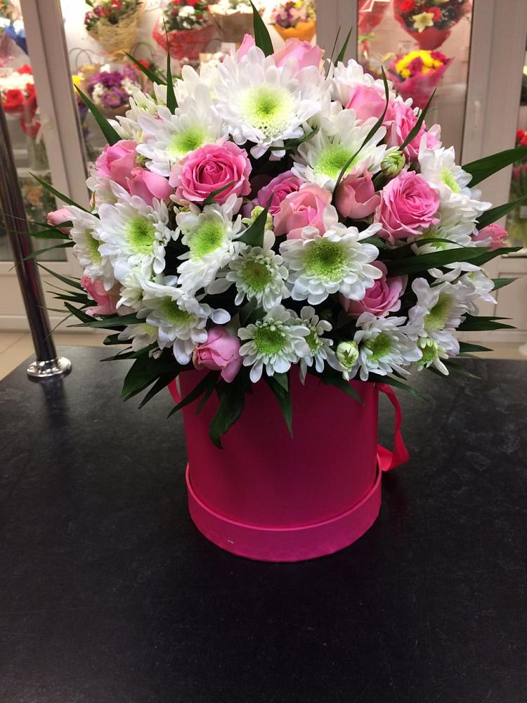 Цветочная композиция из Розы и Хризантемы в шляпной коробке в Шебалино