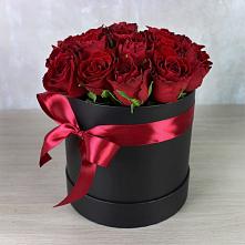 Цветочная композиция из Розы в шляпной коробке в Шебалино