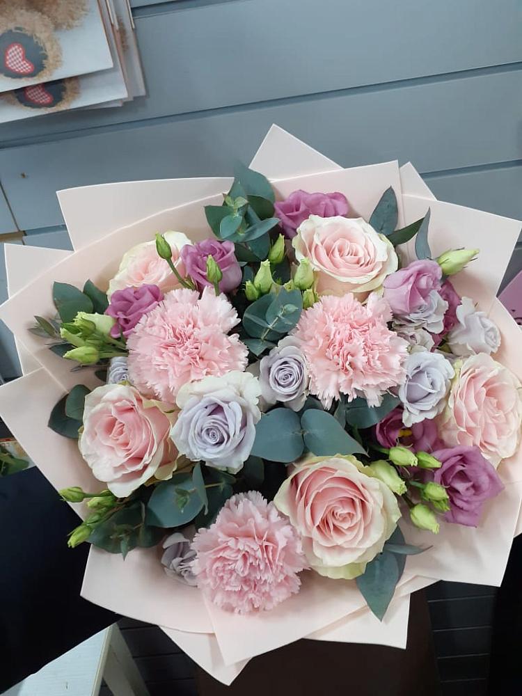 Букет цветов из: Розы, Гвоздики и Лизиантусы в Шебалино